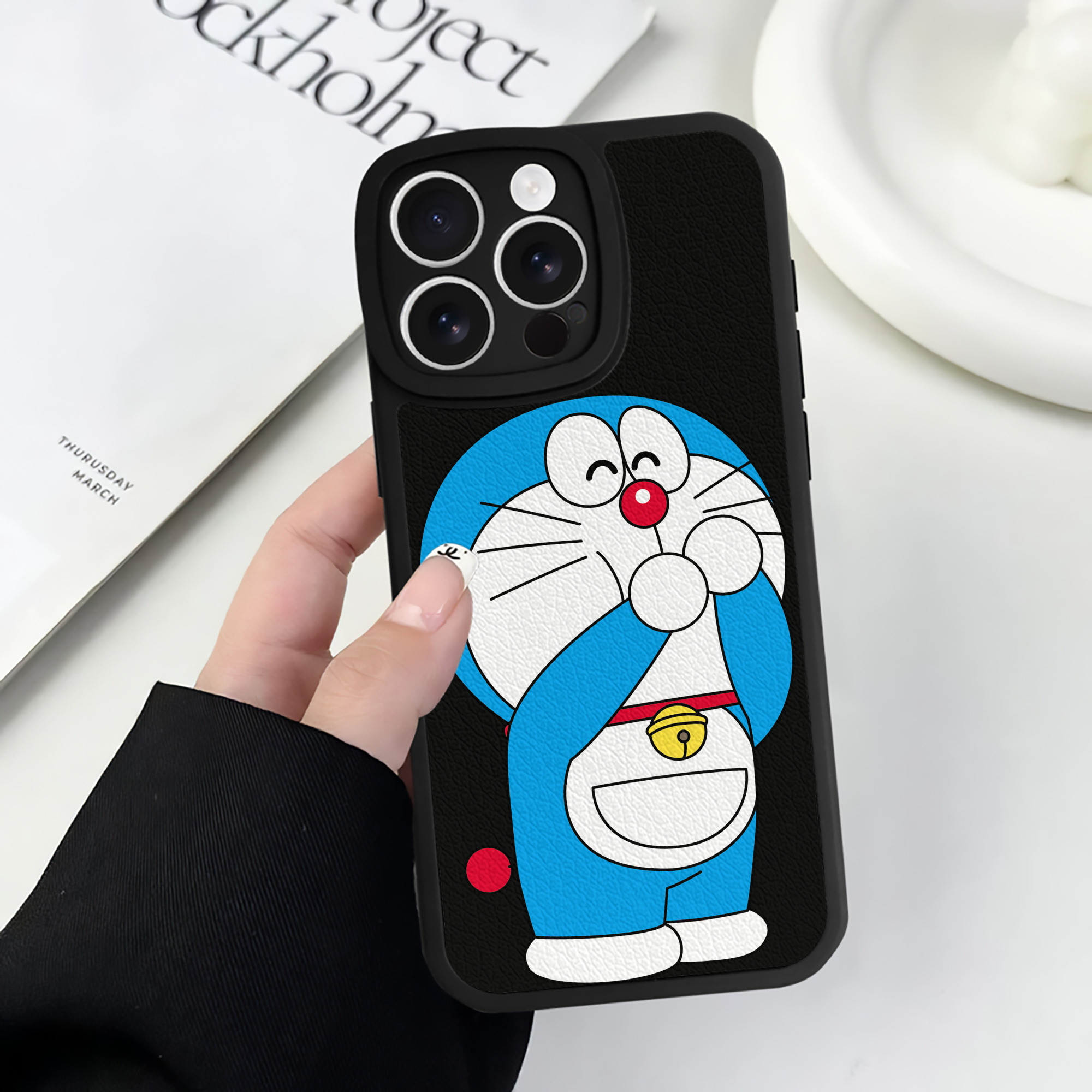 （画像用） ドラえもん Doraemon 【iPhone 16シリーズ対応】シリコンスマホケース（レザー調） 材質：シリコン